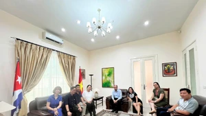 映画製作チームと在ベトナム・キューバ大使館の関係者たち（写真：VTV）