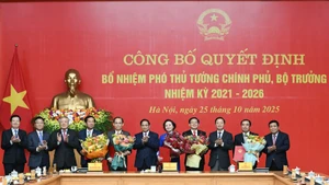 ファム・ミン・チン首相が、2021～2026年任期の新たな副首相および大臣に対し、任命決定書を授与 （写真：チャン・ハイ）