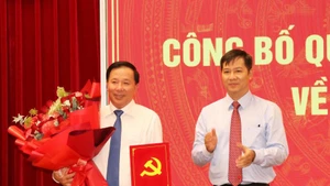 グエン・ヴァン・ウット氏（左）は、党中央委員会書記局から、ドンナイ省党委員会およびその常務委員会への参加、ならびに2025～2030年期のドンナイ省党委員会副書記の任命決定書を受け取った。（写真：VNA）