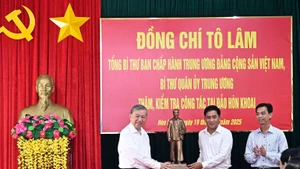 トー・ラム書記長がダットムイ社にホー・チ・ミン主席の像を贈呈した。（写真：VNA）