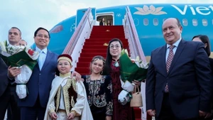 ウアリ・ブーメディアン空港で歓迎を受けるファム・ミン・チン首相と夫人（写真：VGP）