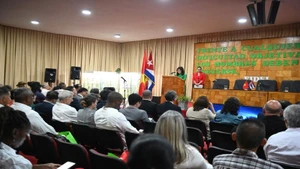 グリーンエコノミー研究所の所長であるズオン・ビック・ディエップ氏は、ハバナで開催された「ベトナム・キューバ農業バイオテクノロジーおよび自然医療ネットワーク」発足式でスピーチを行った。