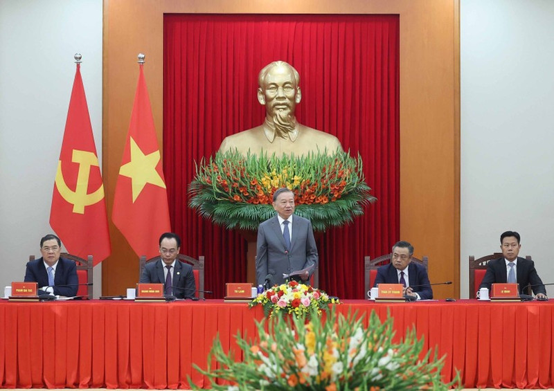 歓迎式典で挨拶するトー・ラム書記長（中央）（写真：VNA）