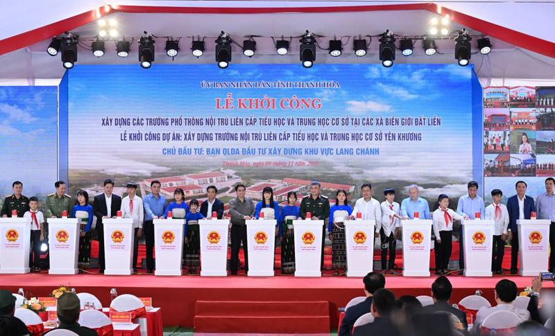 ファム・ミン・チン首相と出席者らが起工式を執り行った。