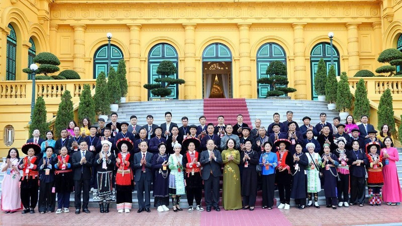 ヴォー・ティ・アイン・スアン国家副主席が、カオバン省の模範的な少数民族代表団と面会した。