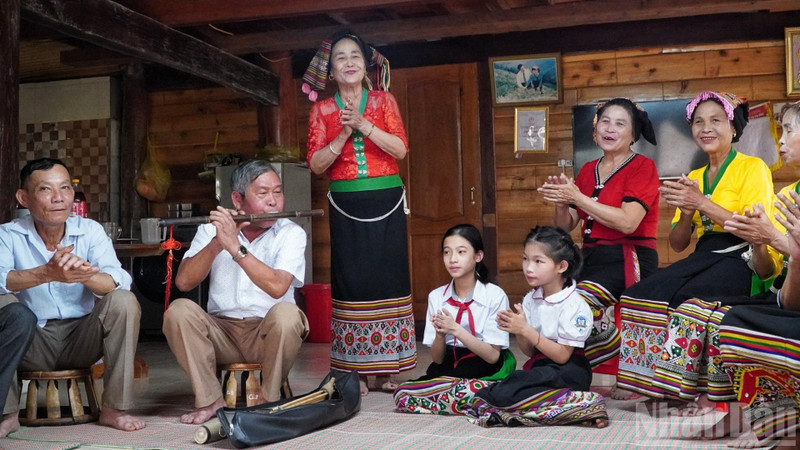 職人が若い世代に伝統的な旋律を教える。（写真：nhandan.vn）