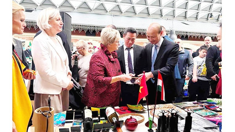 ハンガリー・ブダペストで開催されたチャリティーフェアに参加する在外ベトナム人（写真：scov.gov.vn）