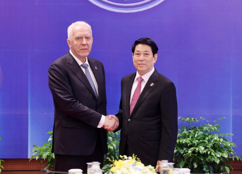 10月25日ハノイにて、ルオン・クオン国家主席（右）は、ロシアのアレクサンダー・グツァン検事総長を迎えた。（写真：VNA）