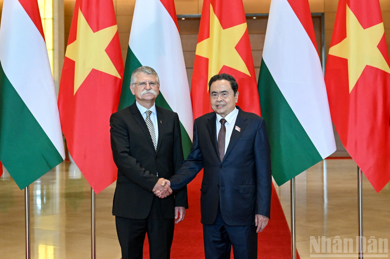 チャン・タイン・マン国会議長（右）とハンガリーのクヴェール・ラースロー国会議長、2025年10月20日ハノイにて（写真：ズイ・リン） 