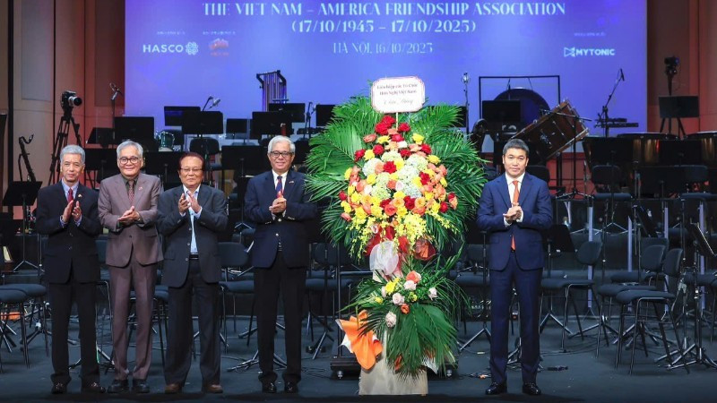 ベトナム各国友好組織連合会（VUFO）のファン・アイン・ソン会長（写真右端）が、ベトナム・アメリカ友好協会の設立記念日に花束を贈り、祝意を表した。（写真：マイン・グエン）