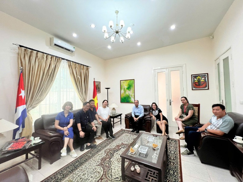 映画製作チームと在ベトナム・キューバ大使館の関係者たち（写真：VTV）