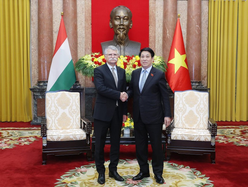 ベトナムのルオン・クオン国家主席（右）とハンガリのクヴェール・ラースロー国会議長が、10月20日にハノイで会談した。（VNA）
