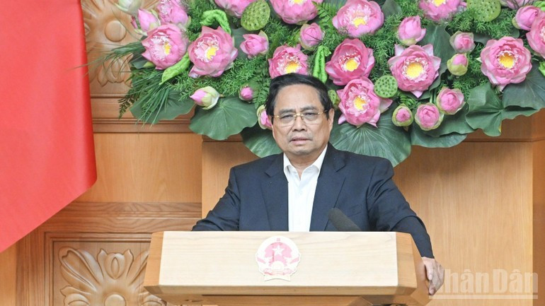 交通分野における国家重点プロジェクトに関する国家指導委員会第22回会合で発言するファム・ミン・チン首相（写真：チャン・ハイ）