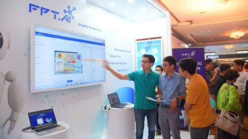 FPTコーポレーションが開発したAIソリューションを体験する顧客たち