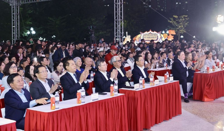 ベトナム・米国友好交流会に出席する代表者たち（写真：DINH HOA）