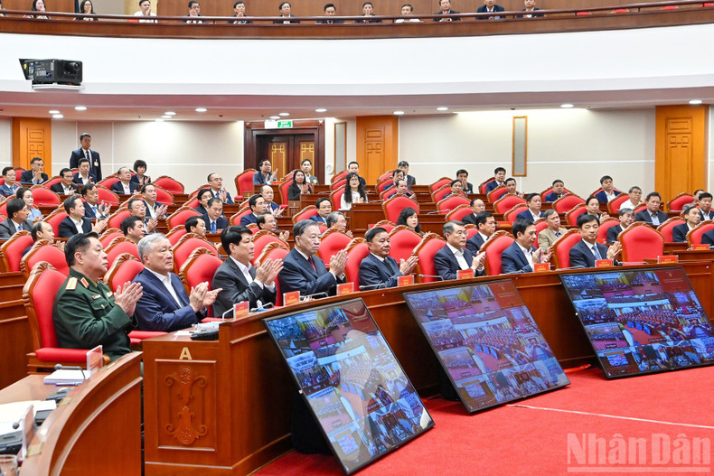 トー・ラム書記長をはじめとする党および国家の指導者が会議に出席した。