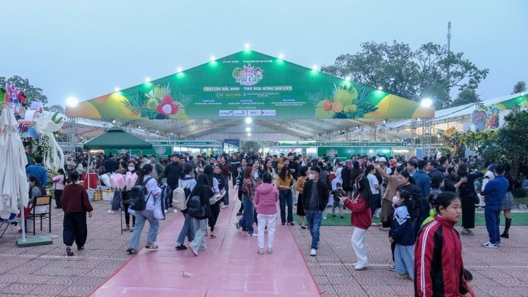 早朝から開会式開始を待つ多くの人々が集まった。