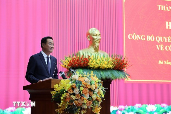 レ・ゴック・クアン氏（2025～2030年期ダナン市委員会書記）が式典で発言（写真：VNA）