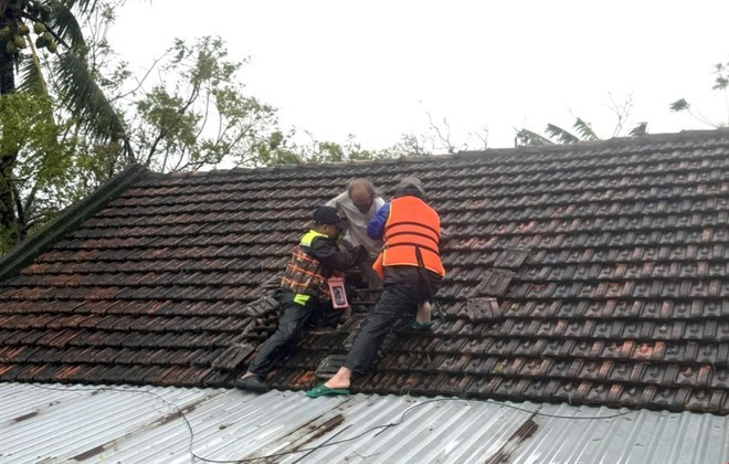 浸水地域の住民を支援する救助隊（写真：VNA）