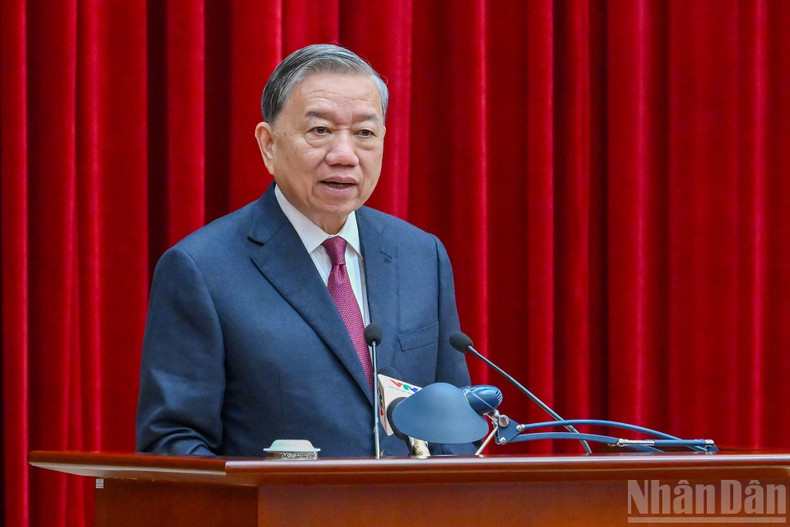 会議で演説を行ったトー・ラム書記長