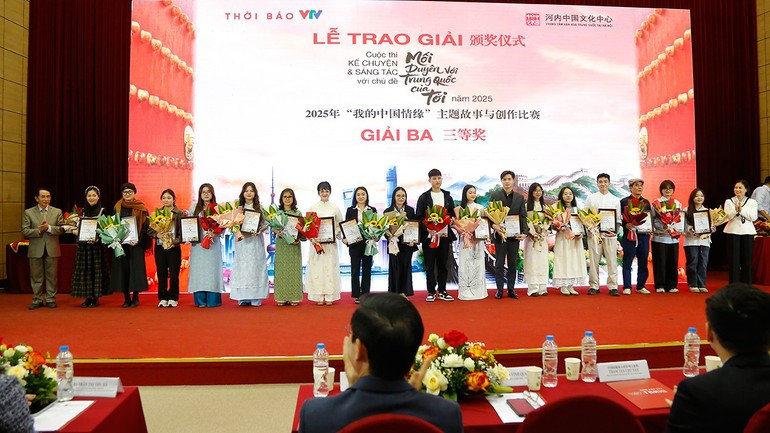 3等賞が受賞者に授与される様子