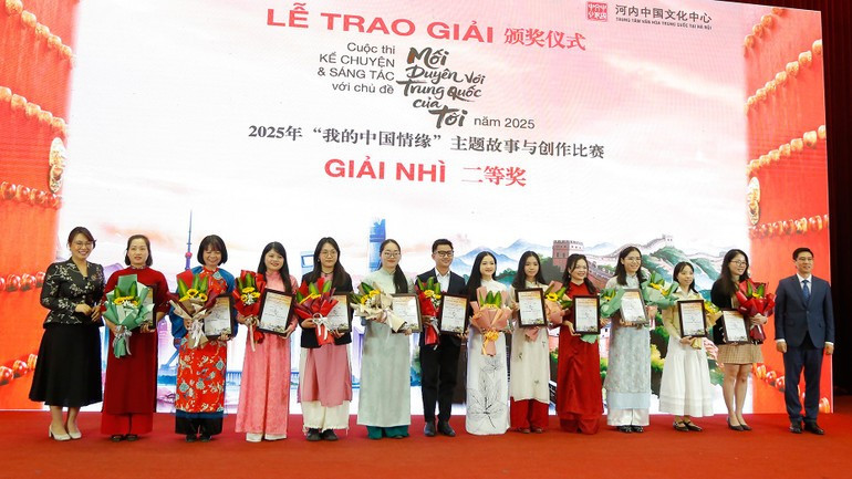 2等賞が受賞者に授与される様子