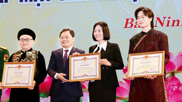 バクニン省当局から表彰を受ける「Bac Bling」ミュージックビデオの制作チーム