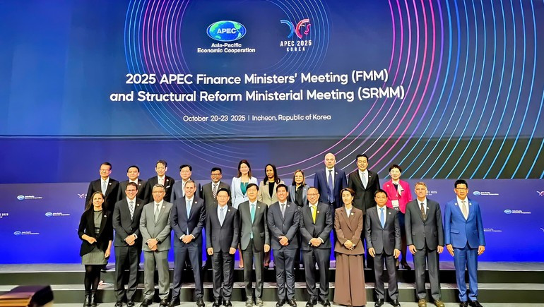 第32回APEC財務大臣会合に出席した代表団