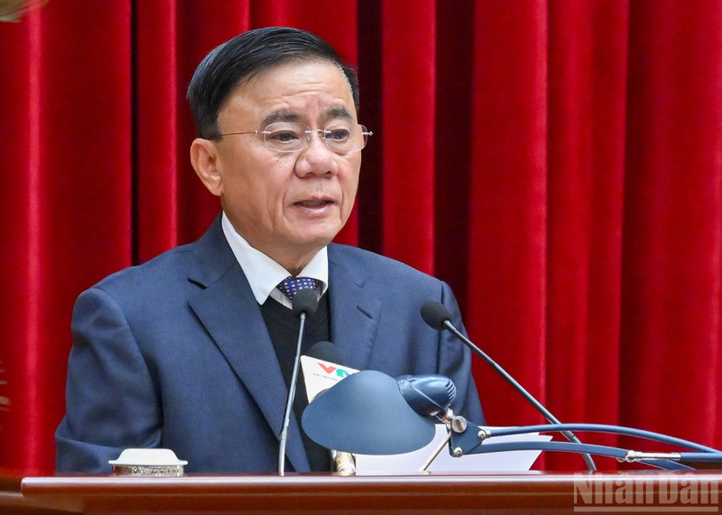 書記局常務チャン・カム・トゥ氏が会議で発言した。