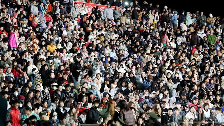 開会式に参加する地元住民ら