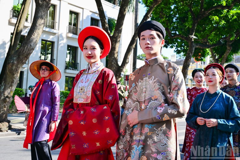 各衣装グループは、テーマやデザインに沿って紹介された。