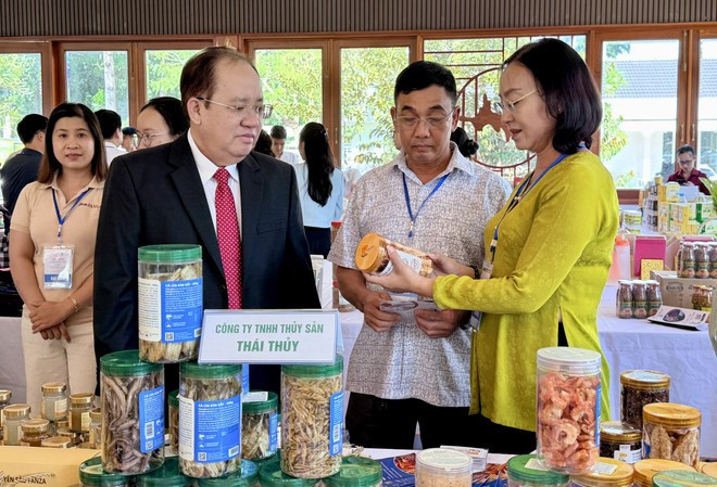 会議の傍ら、ベトナム企業の製品を紹介する展示会を視察する代表団。（写真：VNA）
