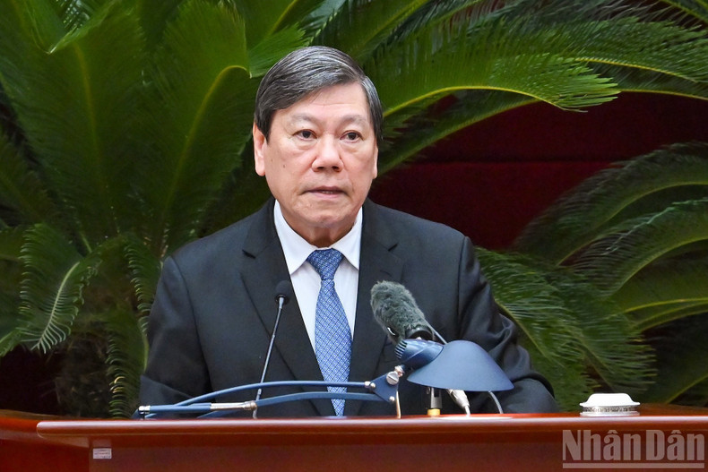 党中央検査委員会常任副委員長チャン・ヴァン・ロン氏が会議で報告を行った。