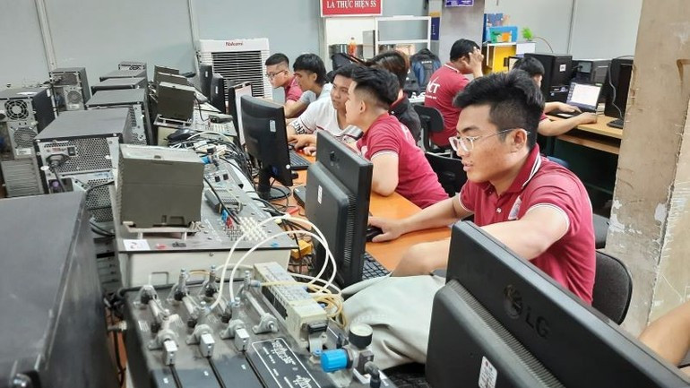 ホーチミン市第2工業専門学校での電子工学の授業