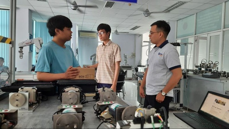 ホーチミン市ハイテクパーク・トレーニングセンターでの自動化研修の様子