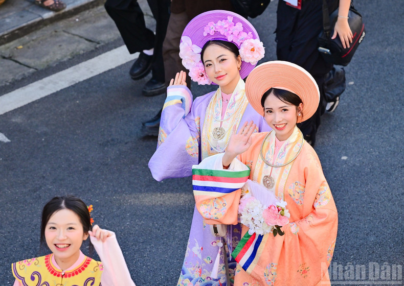 このイベントは、古代ベトナム伝統衣装の研究・収集・活用に取り組むハノイのコミュニティの情熱と成果を紹介するものでもある。