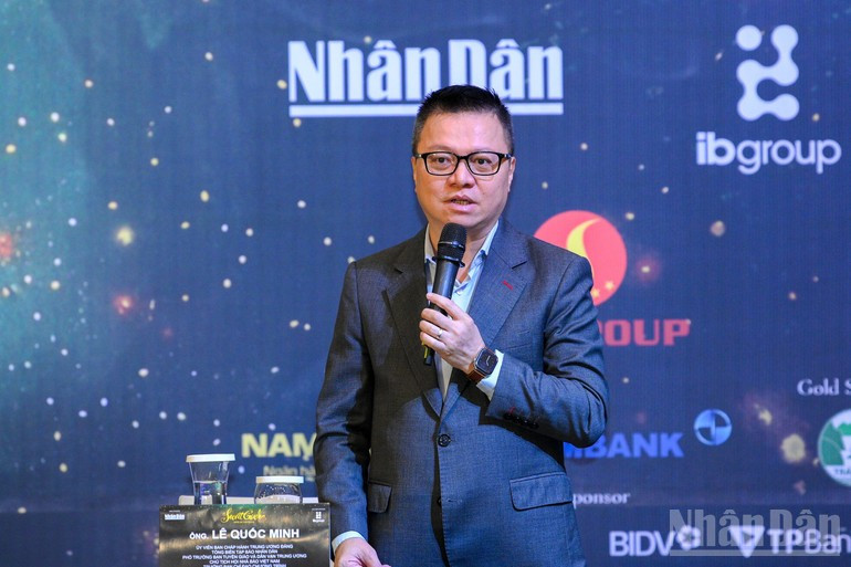 記者会見で発言する編集長レ・クオック・ミン氏。