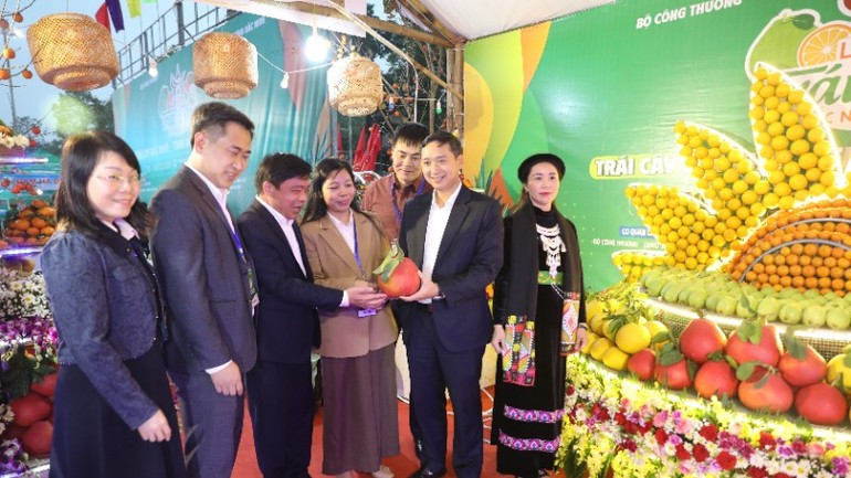 ブースに集まる来場者たち