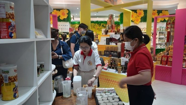 ホーチミン市貿易投資促進センターで製品を紹介するホーチミン市の食品企業