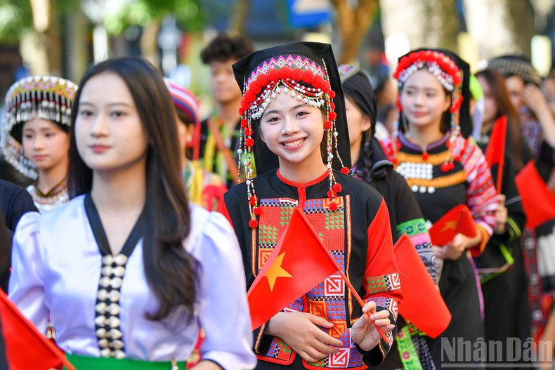 ベトナム54民族の衣装は、「独立－自由－幸福」80年の精神を表現している。