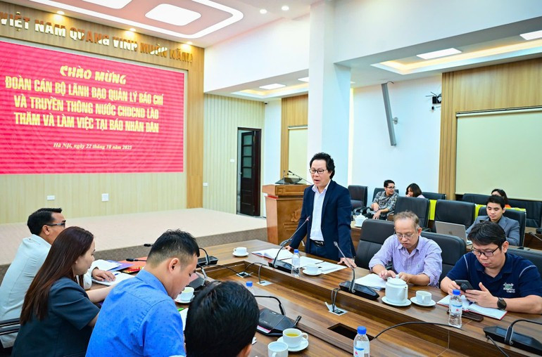 会議で発言するニャンザン新聞技術部長のヴー・マイ・ホアン氏