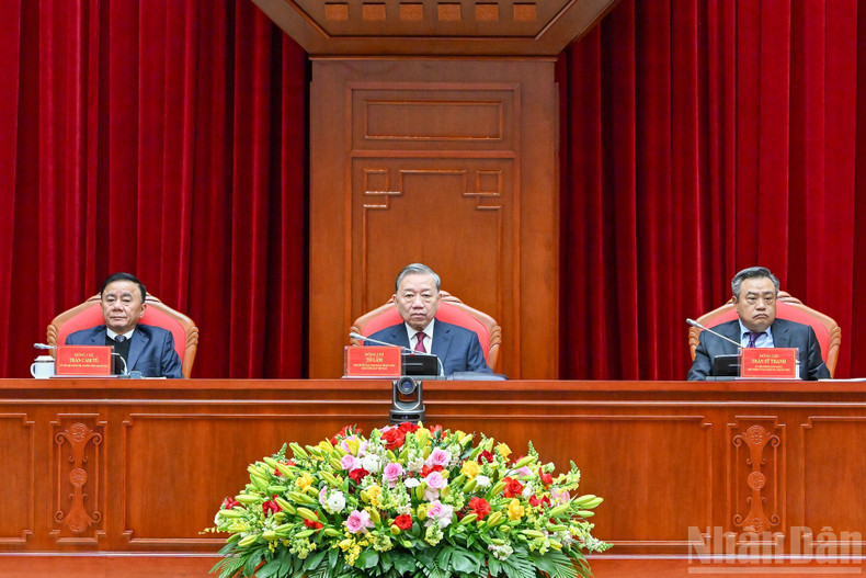 トー・ラム書記長と党指導者らが会議の議長を務めた。