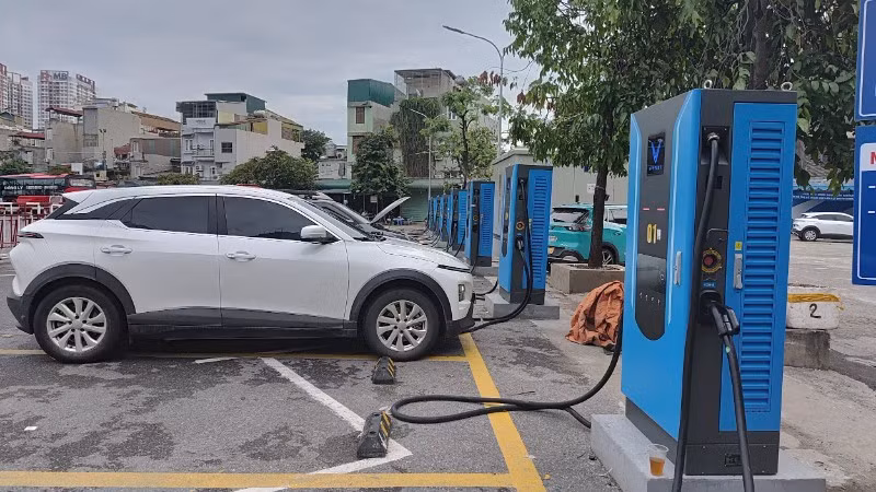 ハノイ市は、住民の需要に応えるため、充電ステーションの設置場所を早急に計画し、建設を進める必要がある。（写真：ヴァン・ホック）