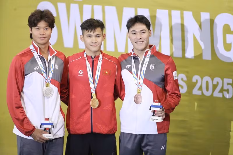 ベトナムの競泳選手ファム・タイン・バオ（中央）は、男子200メートル平泳ぎ決勝で2分12秒81のタイムを記録し、SEAゲームズで連覇を達成した。（写真：VNA）