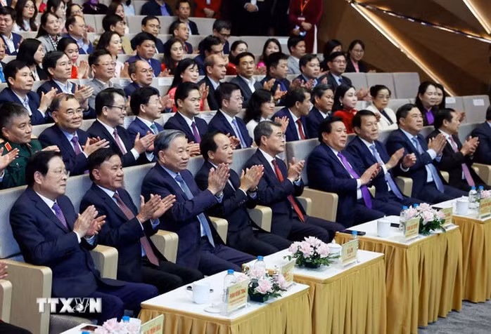 トー・ラム党書記長および他の代表者らが「ホーチミン－志の旅2025」に出席した。（写真：VNA）