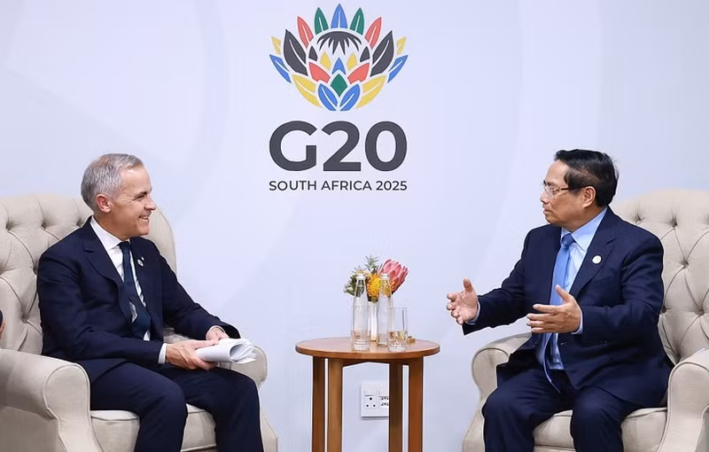 ベトナムのファム・ミン・チン首相（右）は、カナダのマーク・カーニー首相と会談した。（写真：VNA）