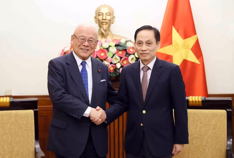 レー・ホアイ・チュン外相（右）は、日越友好議員連盟特別顧問の武部勤氏を迎えた。（写真：VNA）