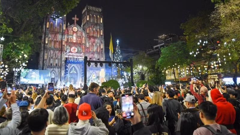 多くの市民や観光客がクリスマスイブにハノイ大聖堂に集まった。（写真：THE DAI）