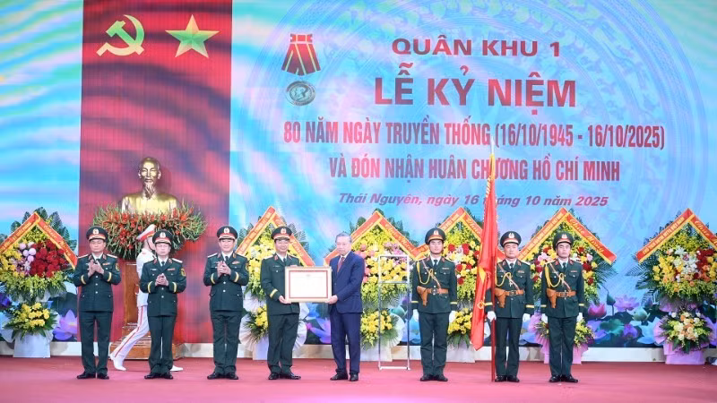 第1軍管区にホーチミン勲章を授与するトー・ラム書記長（写真：ダン・コア）