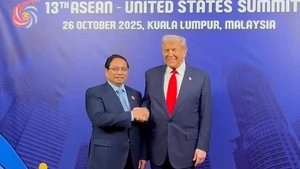 ファム・ミン・チン首相（左）がアメリカのドナルド・トランプ大統領と短時間の会談を行った。（写真：VNA）